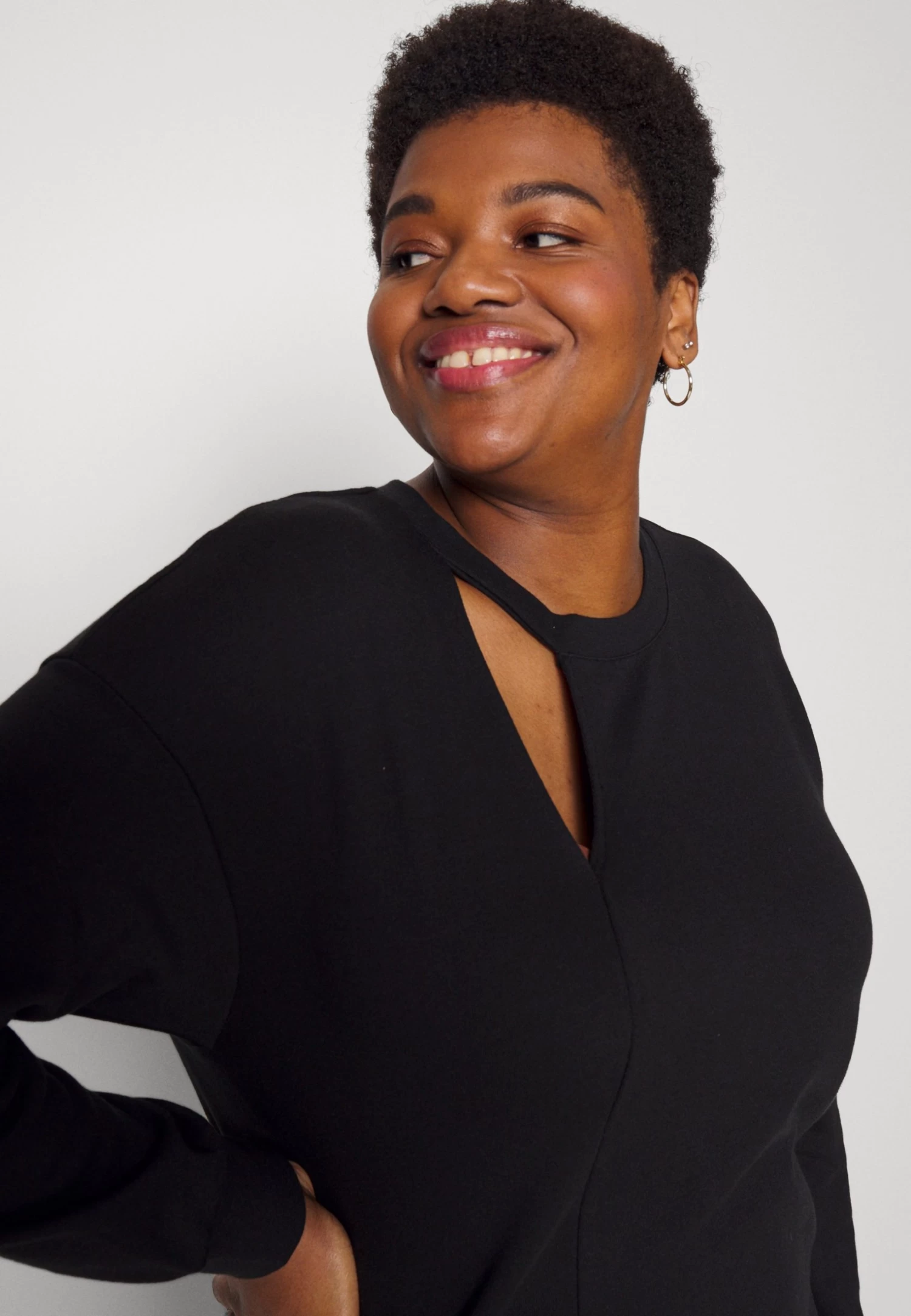 Cut Out Neck Fit - Sudadera -Black - Imagen 4