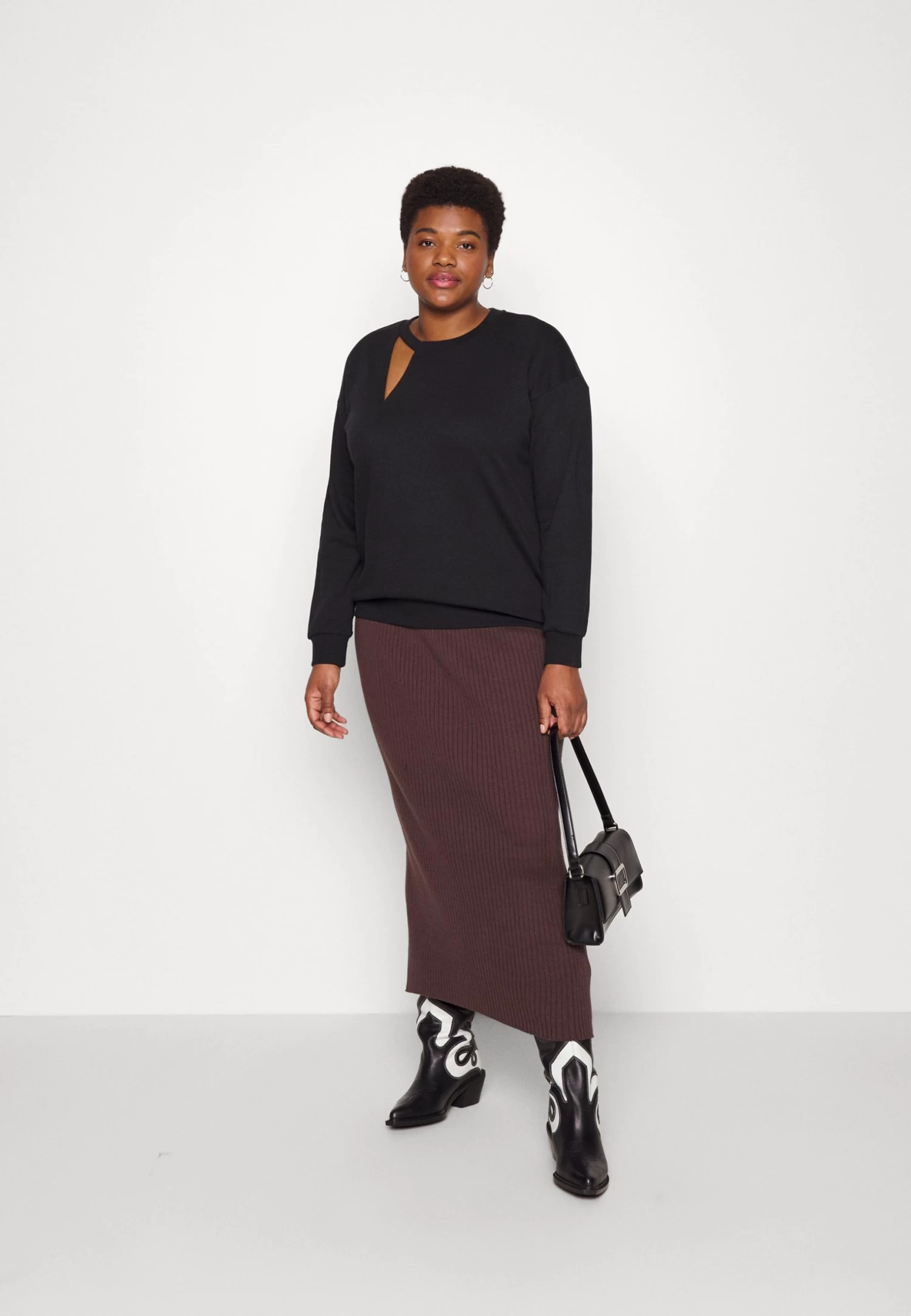 Cut Out Neck Fit - Sudadera -Black - Imagen 2